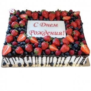 Торт с подтеками и свежими ягодами
