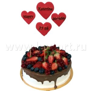 Торт с ягодами и сердечками